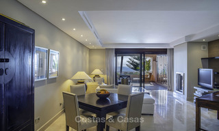 Appartement de luxe en première ligne de plage à vendre dans un complexe résidentiel exclusif, Puerto Banus, Marbella 11560 