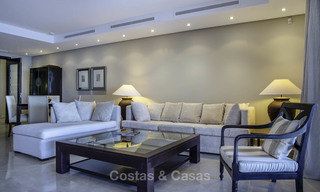 Appartement de luxe en première ligne de plage à vendre dans un complexe résidentiel exclusif, Puerto Banus, Marbella 11561 