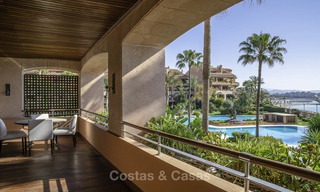 Appartement de luxe en première ligne de plage à vendre dans un complexe résidentiel exclusif, Puerto Banus, Marbella 11567 