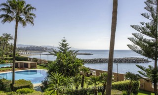 Appartement de luxe en première ligne de plage à vendre dans un complexe résidentiel exclusif, Puerto Banus, Marbella 11568 