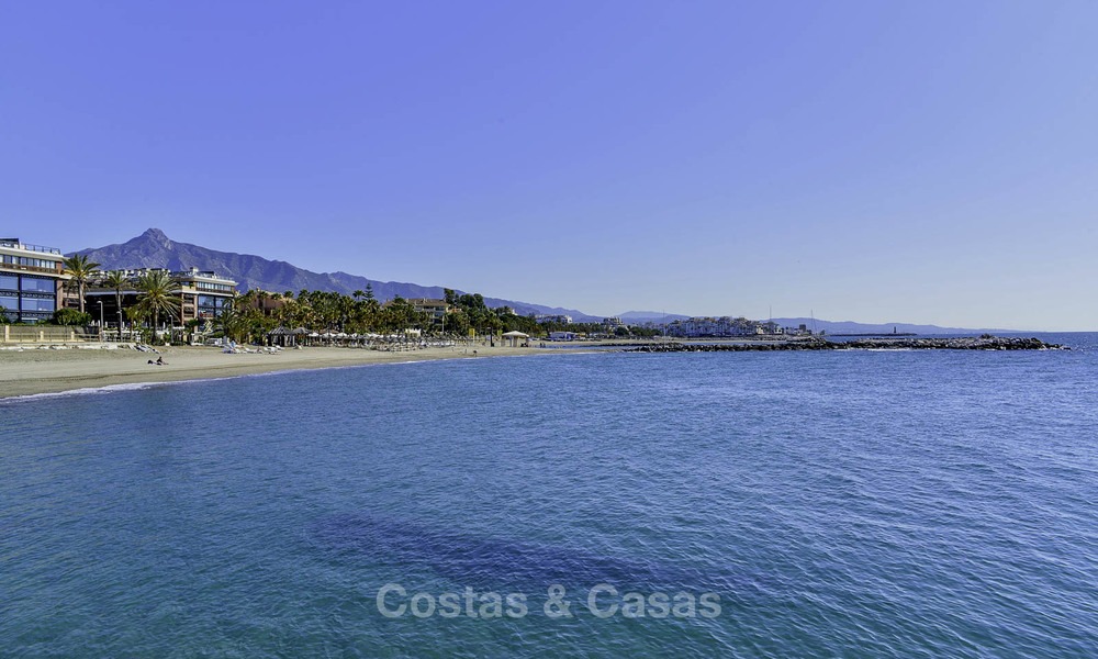 Appartement de luxe en première ligne de plage à vendre dans un complexe résidentiel exclusif, Puerto Banus, Marbella 11580