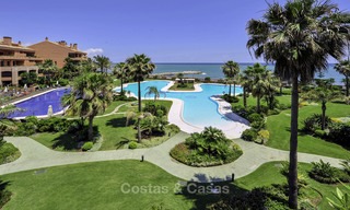 Appartement de luxe en première ligne de plage à vendre dans un complexe résidentiel exclusif, Puerto Banus, Marbella 11586 