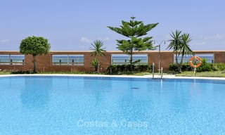 Appartement de luxe en première ligne de plage à vendre dans un complexe résidentiel exclusif, Puerto Banus, Marbella 11592 