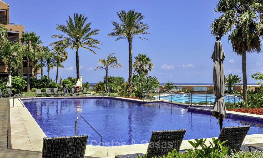 Appartement de luxe en première ligne de plage à vendre dans un complexe résidentiel exclusif, Puerto Banus, Marbella 11597