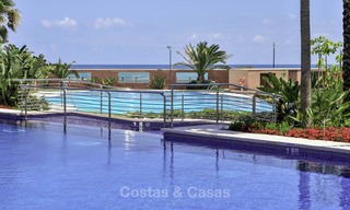 Appartement de luxe en première ligne de plage à vendre dans un complexe résidentiel exclusif, Puerto Banus, Marbella 11598 