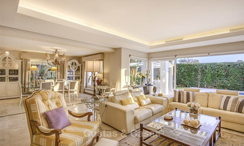 Villa de luxe contemporaine à vendre, au bord de la mer entre Estepona et Marbella 11648