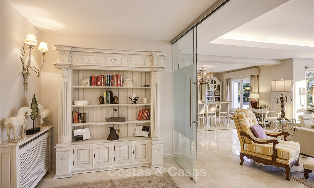 Villa de luxe contemporaine à vendre, au bord de la mer entre Estepona et Marbella 11651