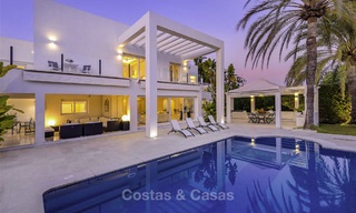 Villa de luxe contemporaine à vendre, au bord de la mer entre Estepona et Marbella 11657 