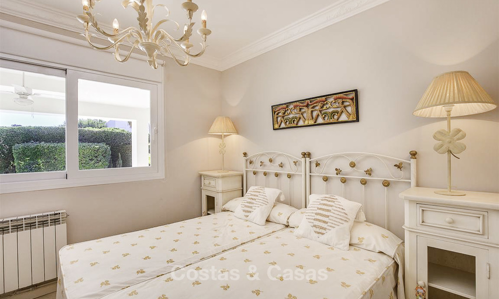 Villa de luxe contemporaine à vendre, au bord de la mer entre Estepona et Marbella 11662