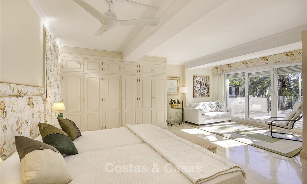 Villa de luxe contemporaine à vendre, au bord de la mer entre Estepona et Marbella 11664
