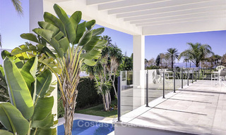 Villa de luxe contemporaine à vendre, au bord de la mer entre Estepona et Marbella 11666 
