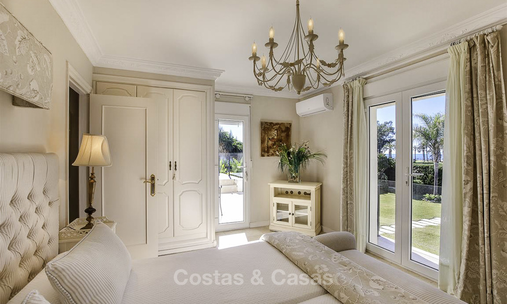 Villa de luxe contemporaine à vendre, au bord de la mer entre Estepona et Marbella 11668
