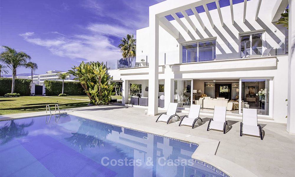 Villa de luxe contemporaine à vendre, au bord de la mer entre Estepona et Marbella 11680
