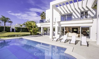 Villa de luxe contemporaine à vendre, au bord de la mer entre Estepona et Marbella 11680 