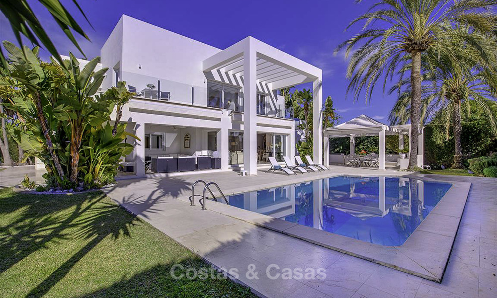 Villa de luxe contemporaine à vendre, au bord de la mer entre Estepona et Marbella 11681