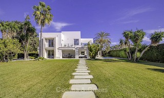 Villa de luxe contemporaine à vendre, au bord de la mer entre Estepona et Marbella 11682 
