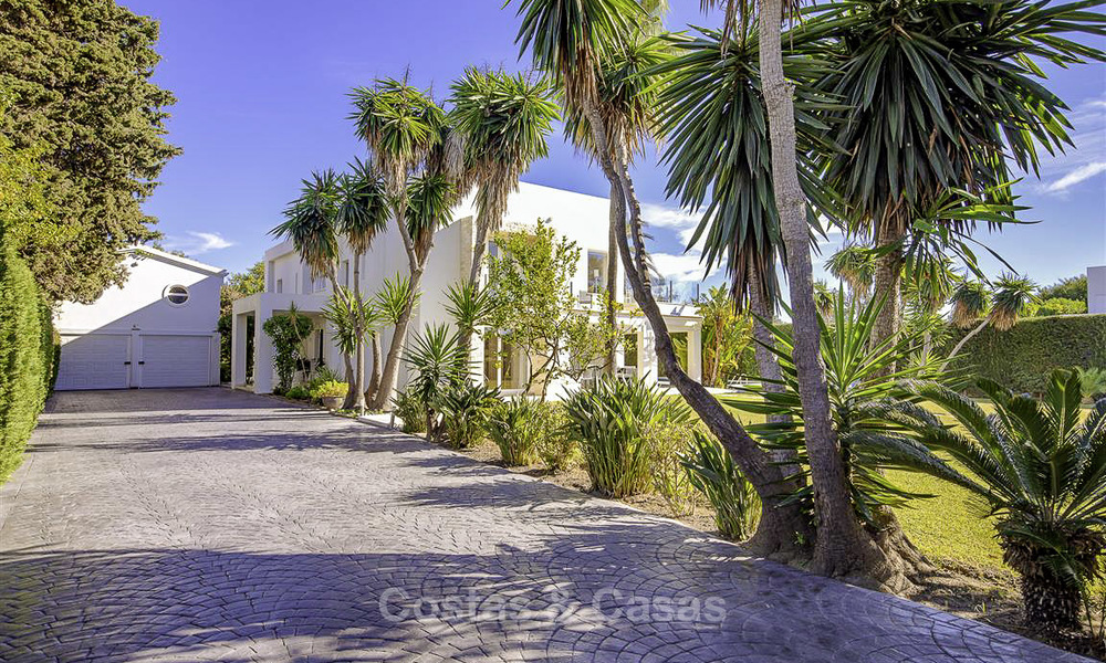 Villa de luxe contemporaine à vendre, au bord de la mer entre Estepona et Marbella 11683