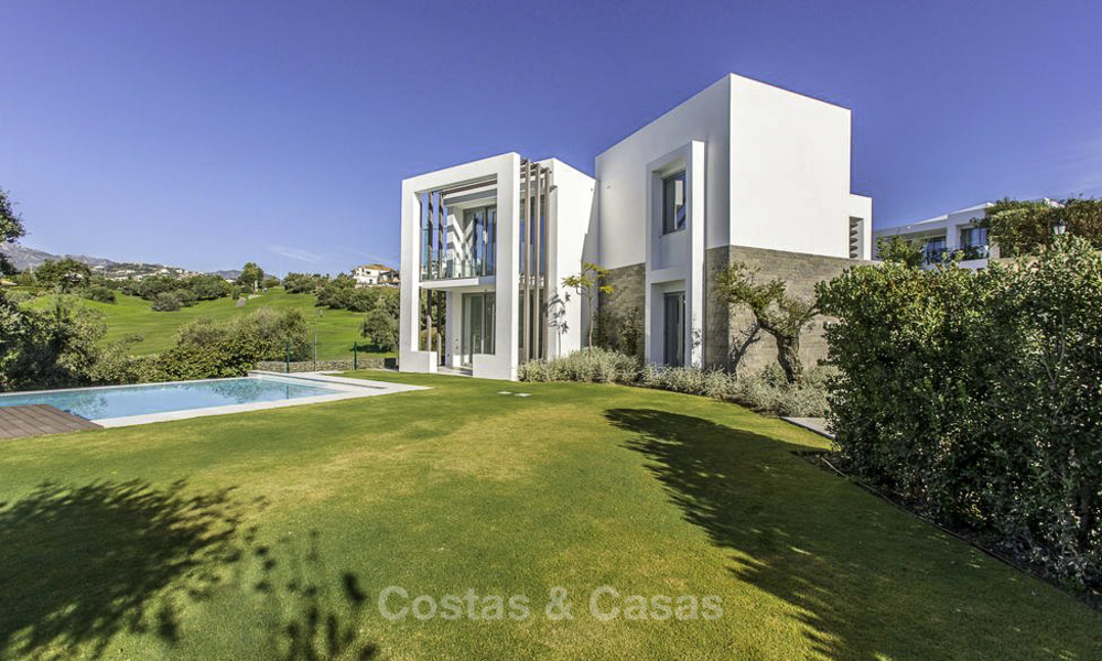 Villa design moderne sur un golf avec vue sur la mer à vendre, Marbella Est 11824