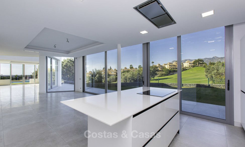 Villa design moderne sur un golf avec vue sur la mer à vendre, Marbella Est 11829