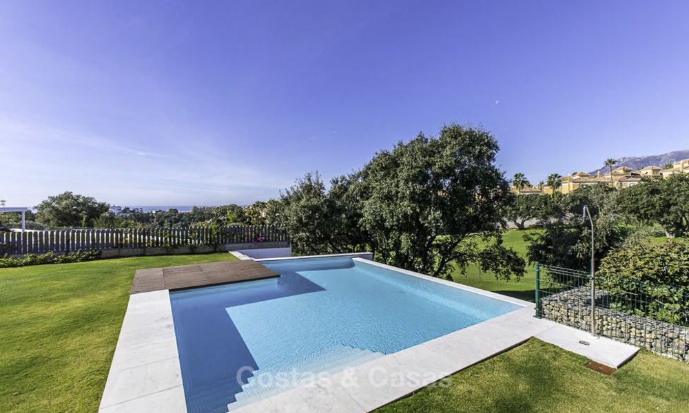 Villa design moderne sur un golf avec vue sur la mer à vendre, Marbella Est 11839
