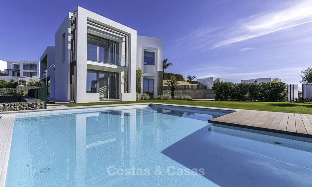Villa design moderne sur un golf avec vue sur la mer à vendre, Marbella Est 11840