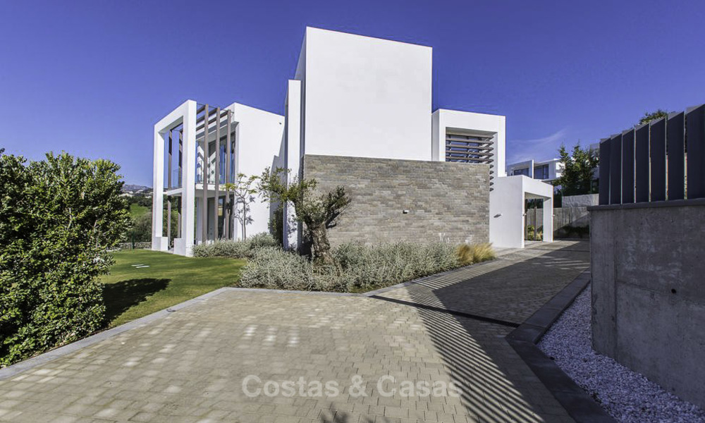 Villa design moderne sur un golf avec vue sur la mer à vendre, Marbella Est 11842