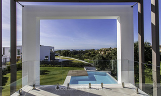 Villa design moderne sur un golf avec vue sur la mer à vendre, Marbella Est 11843 