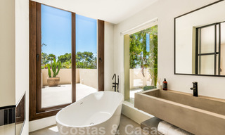 Exquise villa de luxe moderne à vendre, au bord de la plage à Los Monteros, Marbella Est 26671 