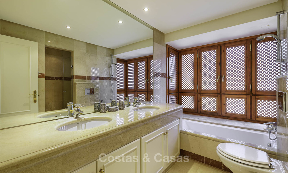 Appartement attrayant et spacieux dans un complexe exclusif en front de mer à vendre, entre Marbella et Estepona 11765