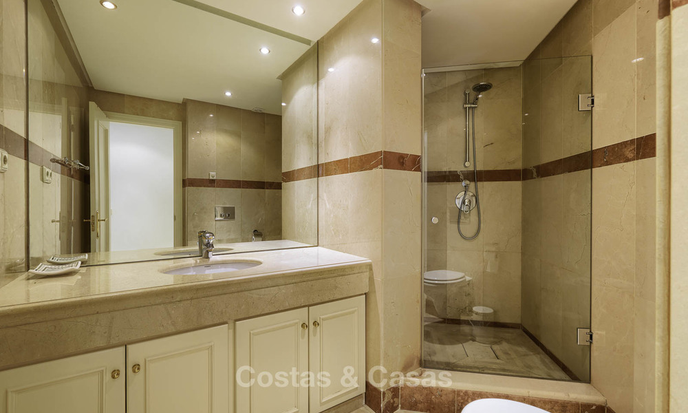Appartement attrayant et spacieux dans un complexe exclusif en front de mer à vendre, entre Marbella et Estepona 11768