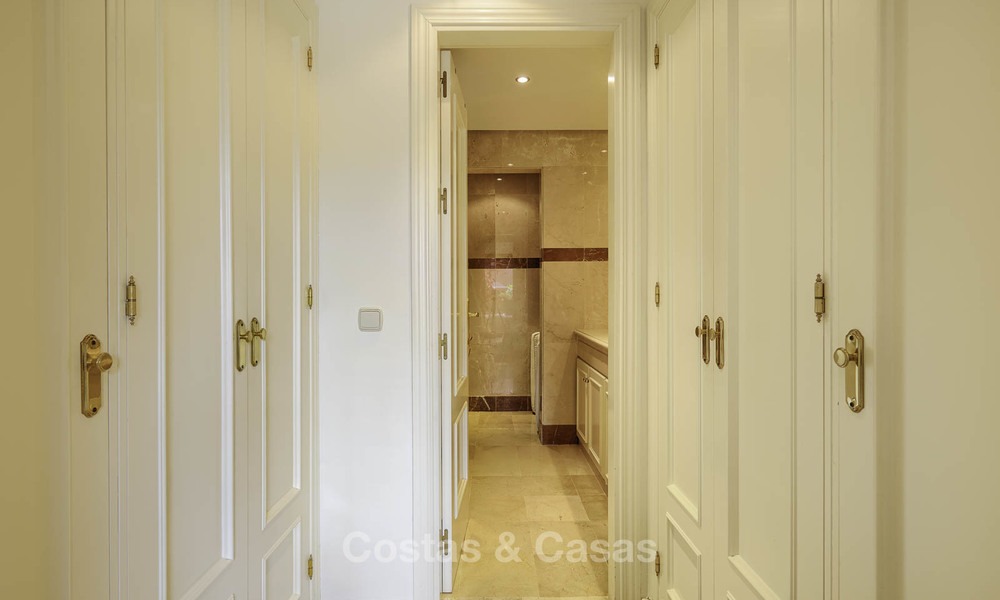 Appartement attrayant et spacieux dans un complexe exclusif en front de mer à vendre, entre Marbella et Estepona 11771