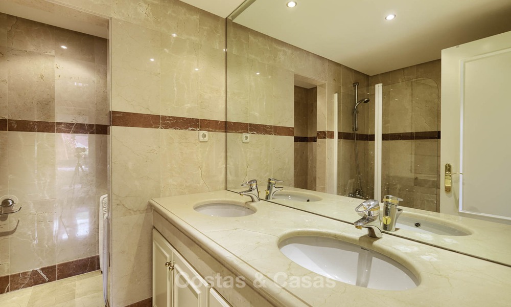 Appartement attrayant et spacieux dans un complexe exclusif en front de mer à vendre, entre Marbella et Estepona 11772