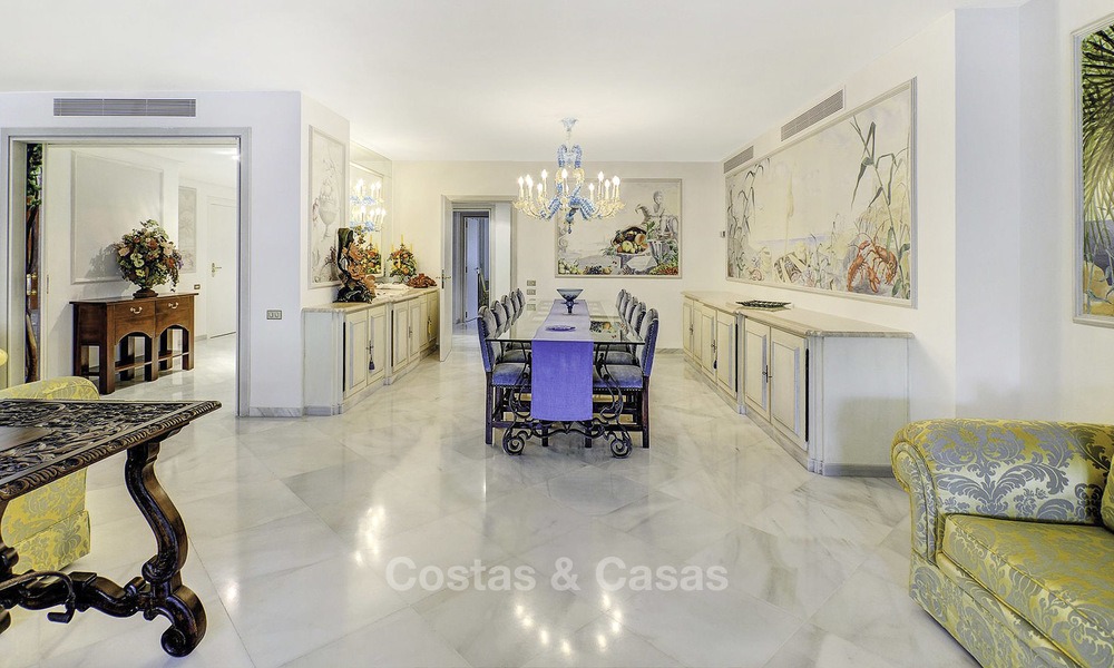 Appartement de luxe situé à la deuxième ligne de la plage dans un complexe exclusif à vendre, centre de Marbella 11858