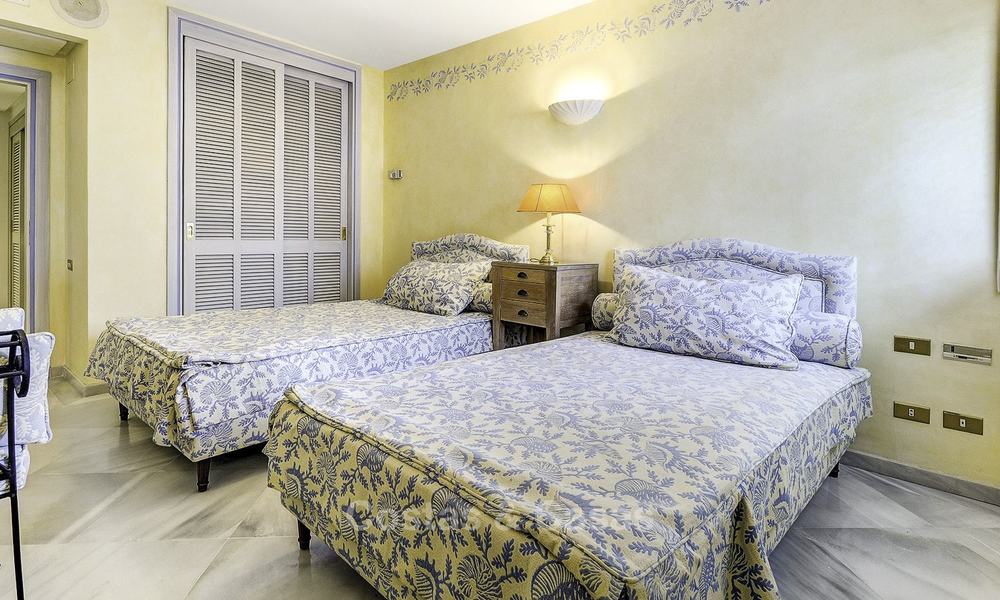 Appartement de luxe situé à la deuxième ligne de la plage dans un complexe exclusif à vendre, centre de Marbella 11860