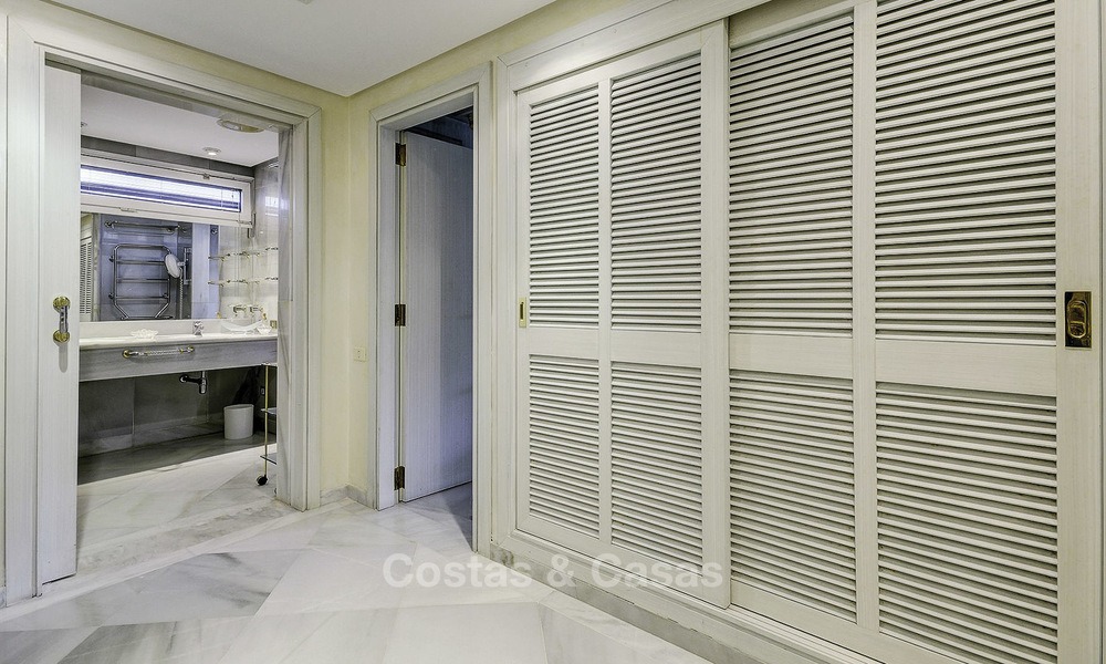Appartement de luxe situé à la deuxième ligne de la plage dans un complexe exclusif à vendre, centre de Marbella 11861
