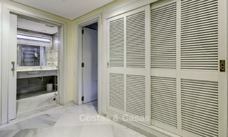 Appartement de luxe situé à la deuxième ligne de la plage dans un complexe exclusif à vendre, centre de Marbella 11861 