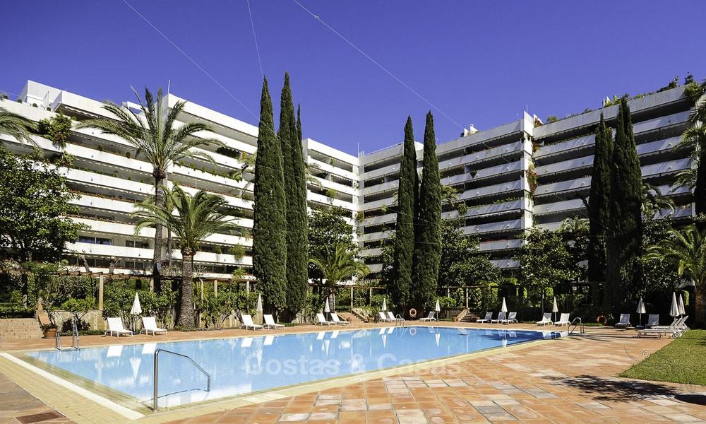 Appartement de luxe situé à la deuxième ligne de la plage dans un complexe exclusif à vendre, centre de Marbella 11880