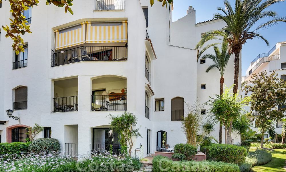 Appartements de luxe entièrement rénovés à vendre, prêts à emménager, dans le centre de Puerto Banus, Marbella 28161