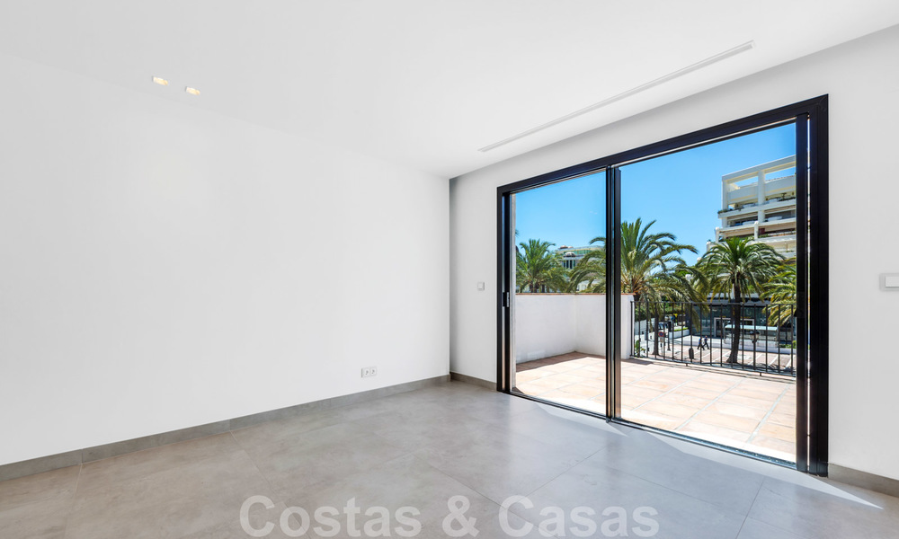 Appartements de luxe entièrement rénovés à vendre, prêts à emménager, dans le centre de Puerto Banus, Marbella 28165