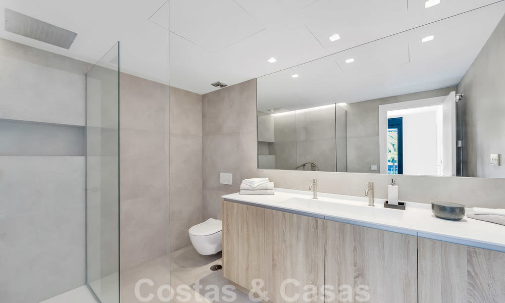 Appartements de luxe entièrement rénovés à vendre, prêts à emménager, dans le centre de Puerto Banus, Marbella 28171