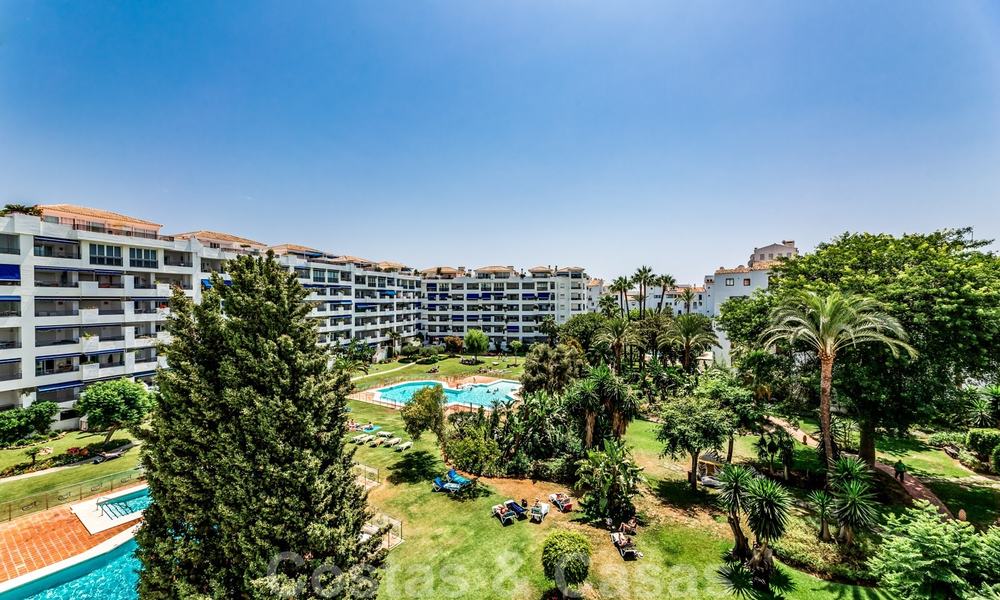 Appartements de luxe entièrement rénovés à vendre, prêts à emménager, dans le centre de Puerto Banus, Marbella 28172