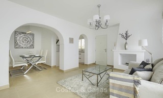 Maison de ville entièrement rénovée à vendre dans une urbanisation en bord de mer sur le New Golden Mile, Estepona - Marbella 11993 
