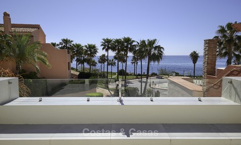Maison de ville entièrement rénovée en front de mer à vendre, avec vue sur la mer et accès direct à la plage, entre Estepona et Marbella 12177
