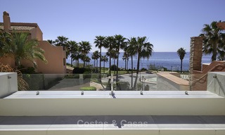 Maison de ville entièrement rénovée en front de mer à vendre, avec vue sur la mer et accès direct à la plage, entre Estepona et Marbella 12177 