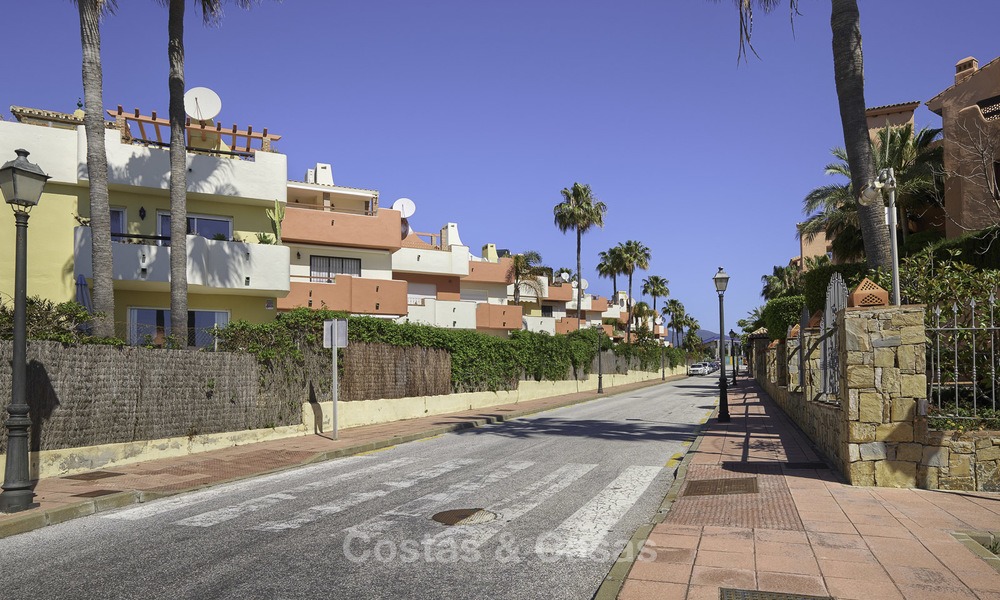 Maison de ville entièrement rénovée en front de mer à vendre, avec vue sur la mer et accès direct à la plage, entre Estepona et Marbella 12181