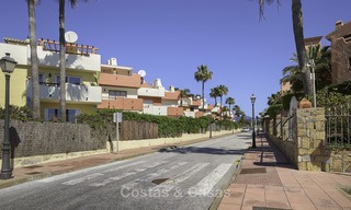 Maison de ville entièrement rénovée en front de mer à vendre, avec vue sur la mer et accès direct à la plage, entre Estepona et Marbella 12181 