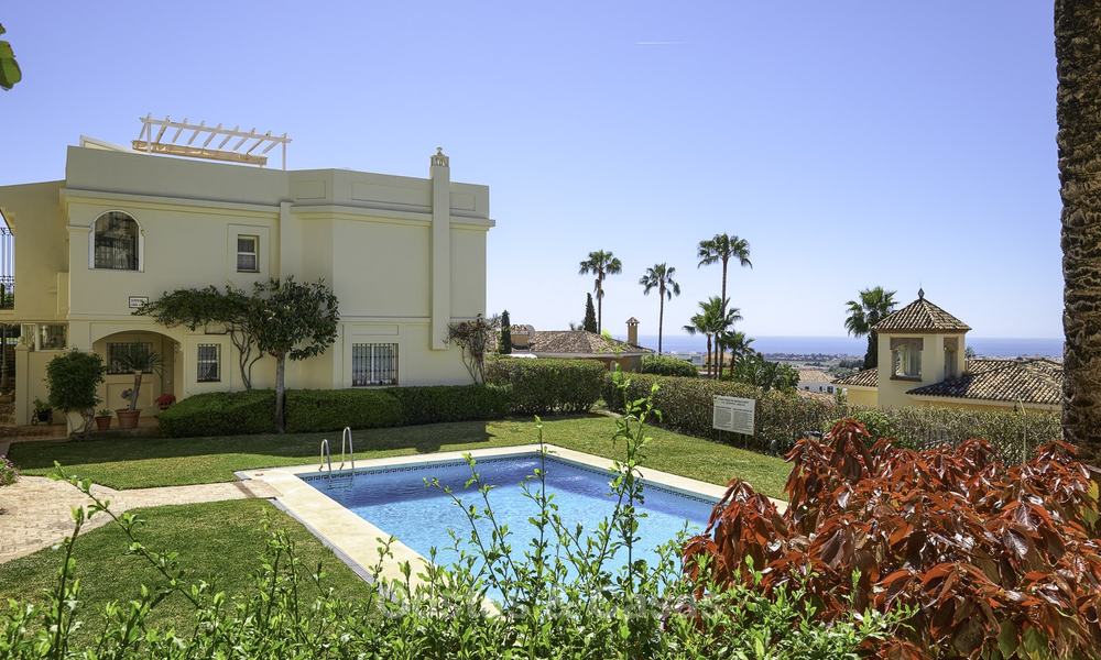 Charmante maison de ville entièrement rénovée avec vue sur la mer et les montagnes à vendre, dans une prestigieuse urbanisation de golf, Benahavis, Marbella 12206