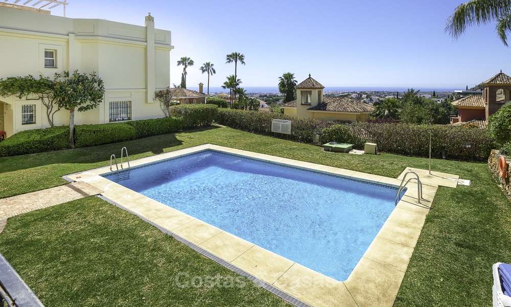 Charmante maison de ville entièrement rénovée avec vue sur la mer et les montagnes à vendre, dans une prestigieuse urbanisation de golf, Benahavis, Marbella 12207