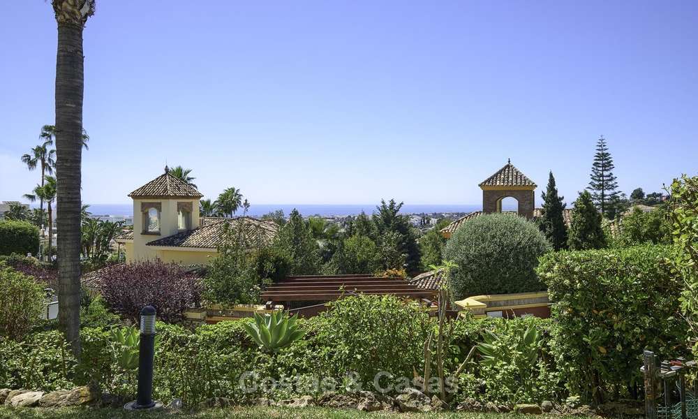 Charmante maison de ville entièrement rénovée avec vue sur la mer et les montagnes à vendre, dans une prestigieuse urbanisation de golf, Benahavis, Marbella 12209