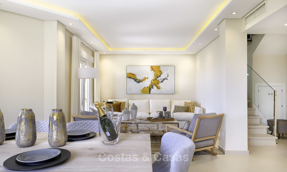 Charmante maison de ville entièrement rénovée avec vue sur la mer et les montagnes à vendre, dans une prestigieuse urbanisation de golf, Benahavis, Marbella 15350